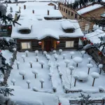 中国科学家进行南极冰盖探测试验。