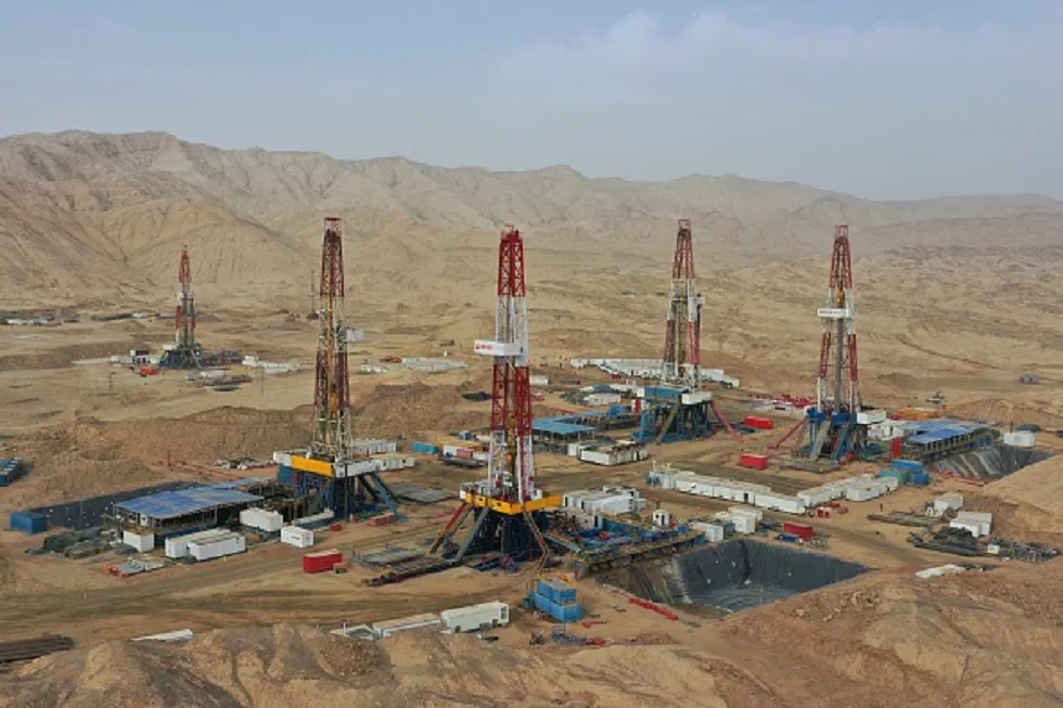 حقل للنفط الصخري - CJ China